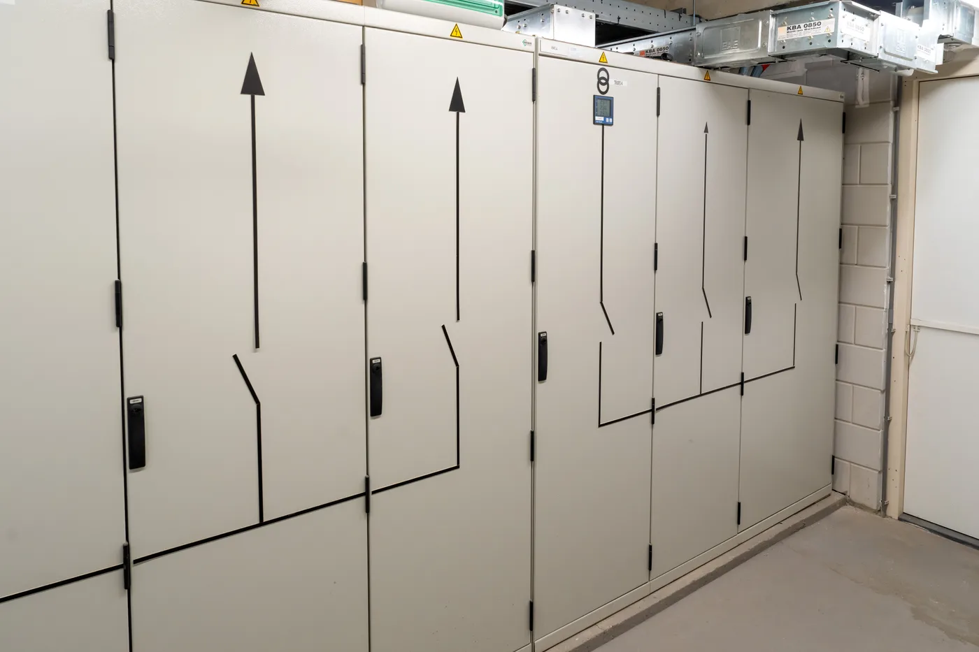 Rij elektrische schakelkasten in een technische ruimte