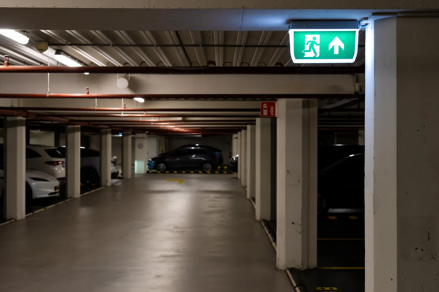Noodverlichting in een parkeergarage